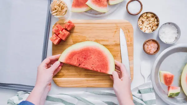 Çikolata kaplı karpuz hazırlanması için küpler halinde karpuz Dilimleme ısırıkları.