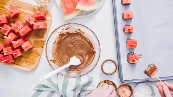 Karpuz küpler eritilmiş çikolata daldırma ve deniz tuzu ve badem ile süsleme.