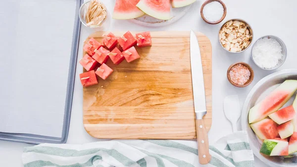 Çikolata kaplı karpuz hazırlanması için küpler halinde karpuz Dilimleme ısırıkları.