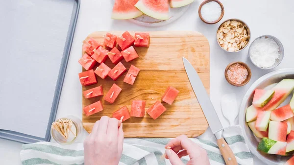 Çikolata kaplı karpuz hazırlanması için küpler halinde karpuz Dilimleme ısırıkları.