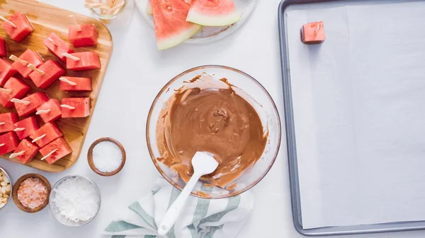 Karpuz küpler eritilmiş çikolata daldırma ve deniz tuzu ve badem ile süsleme.