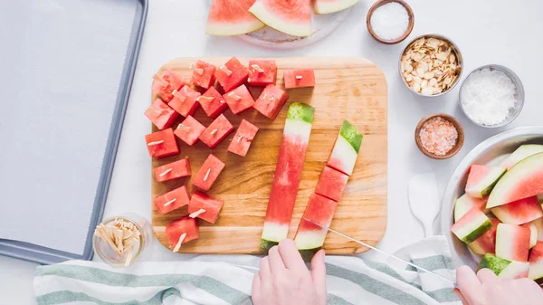 Çikolata kaplı karpuz hazırlanması için küpler halinde karpuz Dilimleme ısırıkları.