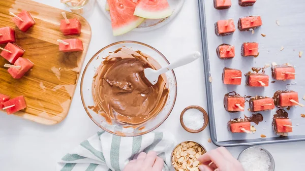 Karpuz küpler eritilmiş çikolata daldırma ve deniz tuzu ve badem ile süsleme.