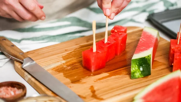 Skivning Vattenmelon Tärningar För Att Förbereda Choklad Täckt Vattenmelon Biter — Stockfoto