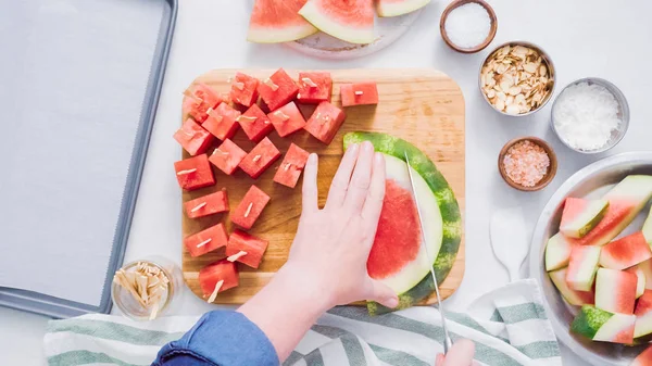 Çikolata kaplı karpuz hazırlanması için küpler halinde karpuz Dilimleme ısırıkları.