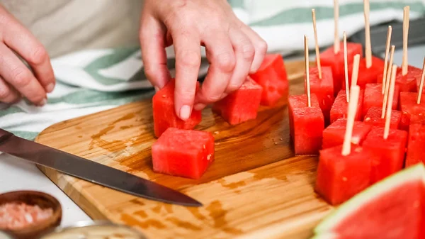 Skivning Vattenmelon Tärningar För Att Förbereda Choklad Täckt Vattenmelon Biter — Stockfoto