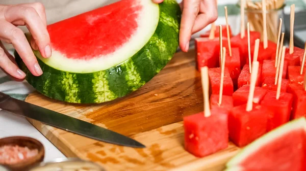 Çikolata kaplı karpuz hazırlanması için küpler halinde karpuz Dilimleme ısırıkları.