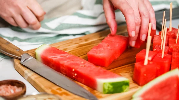 Çikolata kaplı karpuz hazırlanması için küpler halinde karpuz Dilimleme ısırıkları.