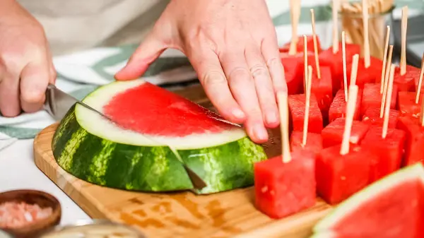 Çikolata kaplı karpuz hazırlanması için küpler halinde karpuz Dilimleme ısırıkları.