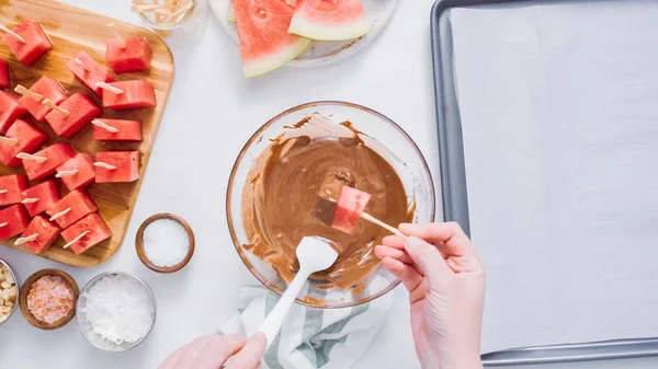 Karpuz küpler eritilmiş çikolata daldırma ve deniz tuzu ve badem ile süsleme.