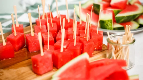 Çikolata kaplı karpuz hazırlanması için küpler halinde karpuz Dilimleme ısırıkları.