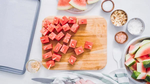 Çikolata kaplı karpuz hazırlanması için küpler halinde karpuz Dilimleme ısırıkları.