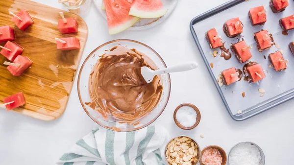 Karpuz küpler eritilmiş çikolata daldırma ve deniz tuzu ve badem ile süsleme.
