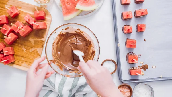 Karpuz küpler eritilmiş çikolata daldırma ve deniz tuzu ve badem ile süsleme.