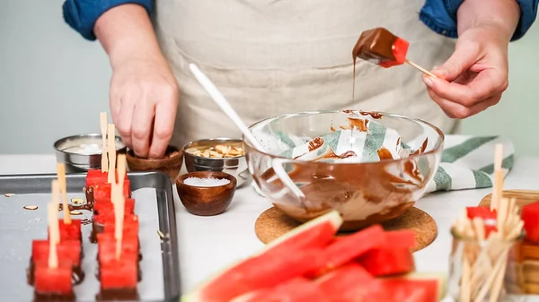 Karpuz küpler eritilmiş çikolata daldırma ve deniz tuzu ve badem ile süsleme.