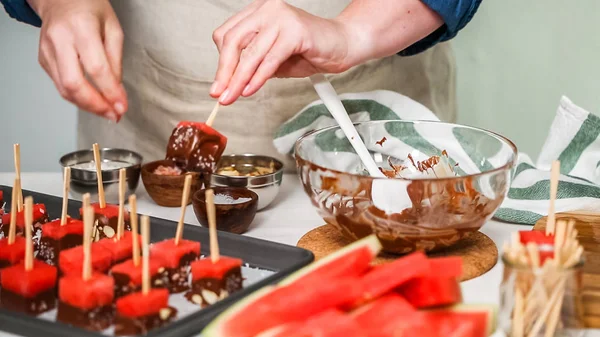 Karpuz küpler eritilmiş çikolata daldırma ve deniz tuzu ve badem ile süsleme.