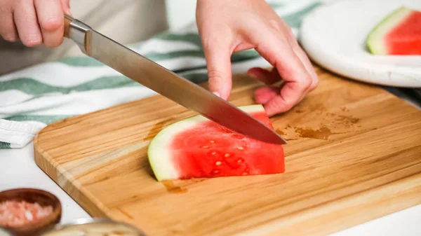 Wassermelone Würfel Schneiden Mit Schokolade Überzogene Wassermelonenbisse Zuzubereiten — Stockfoto