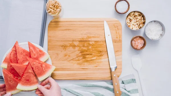 Çikolata kaplı karpuz hazırlanması için küpler halinde karpuz Dilimleme ısırıkları.