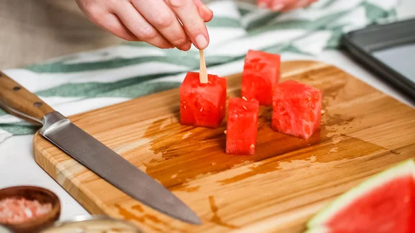 Wassermelone Würfel Schneiden Mit Schokolade Überzogene Wassermelonenbisse Zuzubereiten — Stockfoto