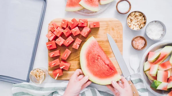 Çikolata kaplı karpuz hazırlanması için küpler halinde karpuz Dilimleme ısırıkları.