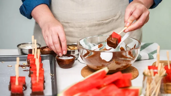 Karpuz küpler eritilmiş çikolata daldırma ve deniz tuzu ve badem ile süsleme.