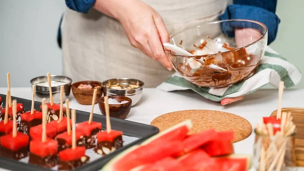 Karpuz küpler eritilmiş çikolata daldırma ve deniz tuzu ve badem ile süsleme.