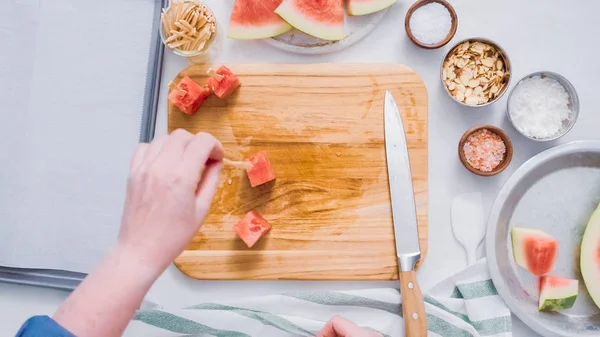 Çikolata kaplı karpuz hazırlanması için küpler halinde karpuz Dilimleme ısırıkları.