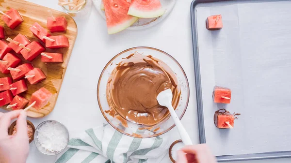 Karpuz küpler eritilmiş çikolata daldırma ve deniz tuzu ve badem ile süsleme.
