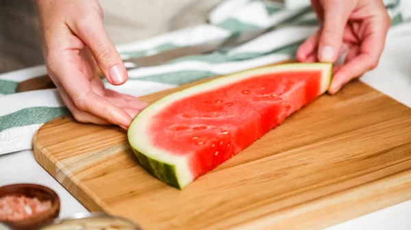 Skivning Vattenmelon Tärningar För Att Förbereda Choklad Täckt Vattenmelon Biter — Stockfoto