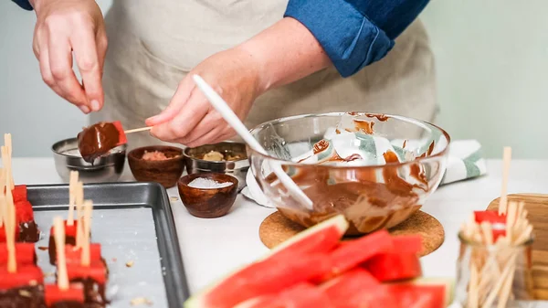 Karpuz küpler eritilmiş çikolata daldırma ve deniz tuzu ve badem ile süsleme.