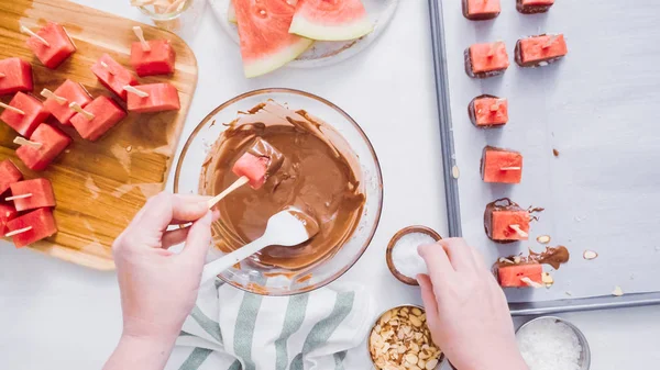 Karpuz küpler eritilmiş çikolata daldırma ve deniz tuzu ve badem ile süsleme.
