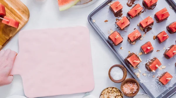 Karpuz küpler eritilmiş çikolata daldırma ve deniz tuzu ve badem ile süsleme.