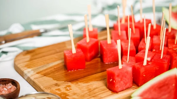 Watermeloen Kubussen Voor Het Voorbereiden Van Chocolade Overdekte Watermeloen Opsplitsen — Stockfoto