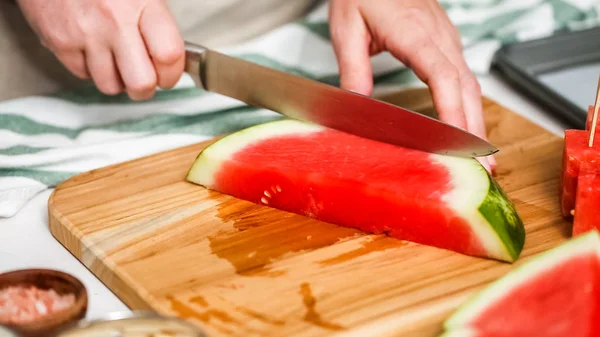 Wassermelone Würfel Schneiden Mit Schokolade Überzogene Wassermelonenbisse Zuzubereiten — Stockfoto