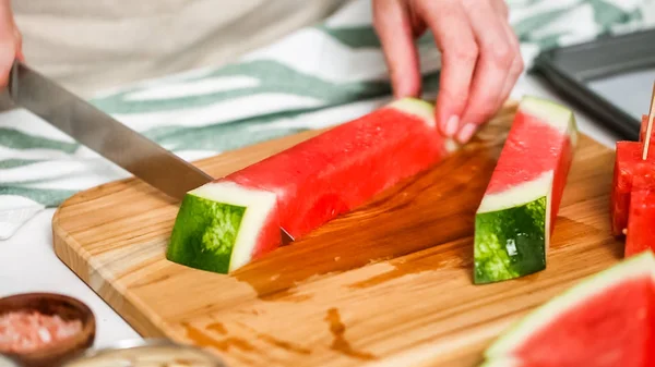Wassermelone Würfel Schneiden Mit Schokolade Überzogene Wassermelonenbisse Zuzubereiten — Stockfoto