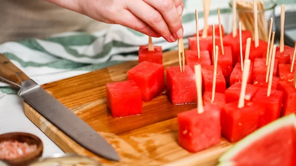 Çikolata kaplı karpuz hazırlanması için küpler halinde karpuz Dilimleme ısırıkları.