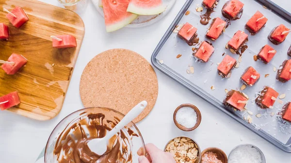 Karpuz küpler eritilmiş çikolata daldırma ve deniz tuzu ve badem ile süsleme.