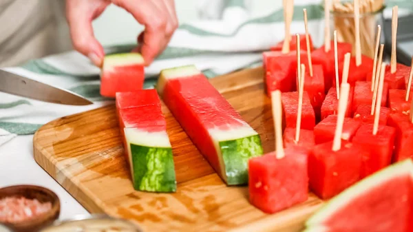 Watermeloen Kubussen Voor Het Voorbereiden Van Chocolade Overdekte Watermeloen Opsplitsen — Stockfoto