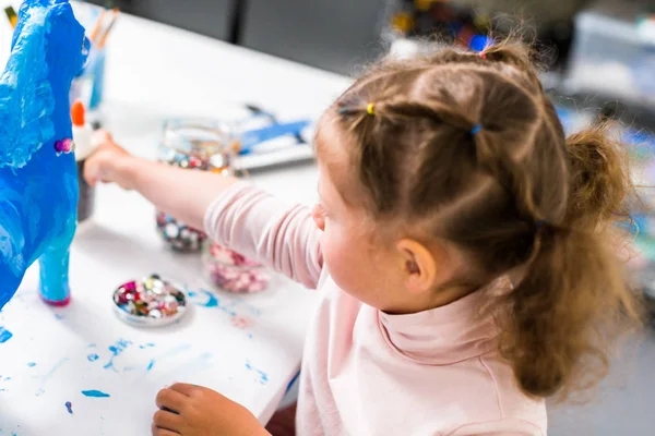 Liten Tjej Dekorera Målade Blått Papper Mache Unicorn — Stockfoto