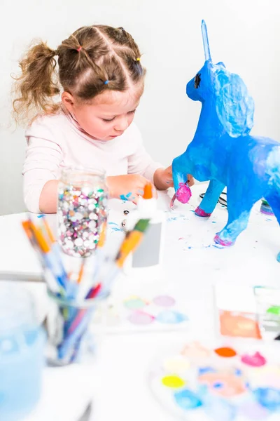 Mavi kağıt mache tek boynuzlu at küçük kız dekorasyon boyalı.