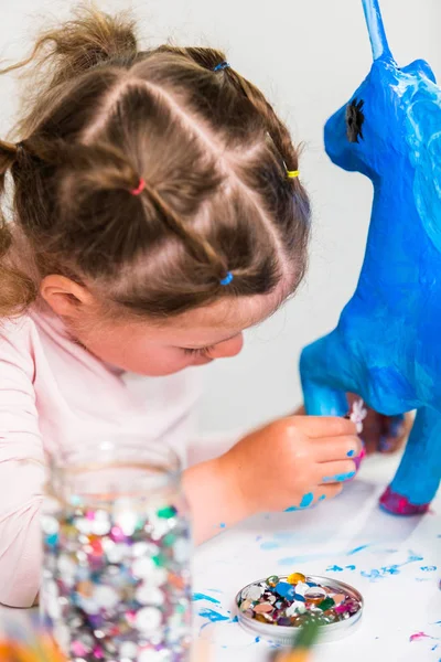 Menina Decorando Papel Azul Pintado Mache Unicórnio — Fotografia de Stock