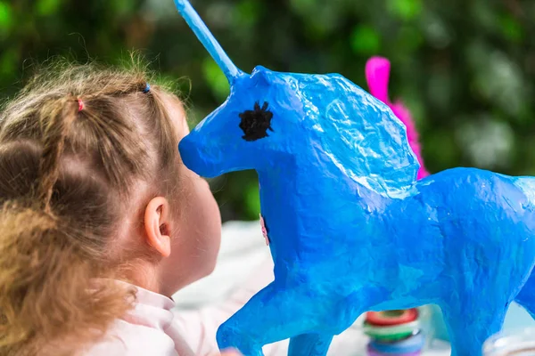 Mavi kağıt mache tek boynuzlu at küçük kız dekorasyon boyalı.