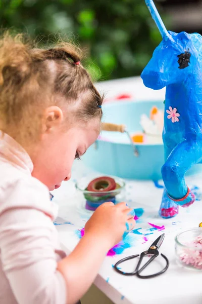 Mavi kağıt mache tek boynuzlu at küçük kız dekorasyon boyalı.