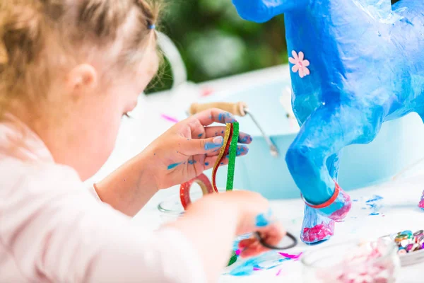 Kleines Mädchen Dekoriert Bemaltes Blaues Papiermaché Einhorn — Stockfoto