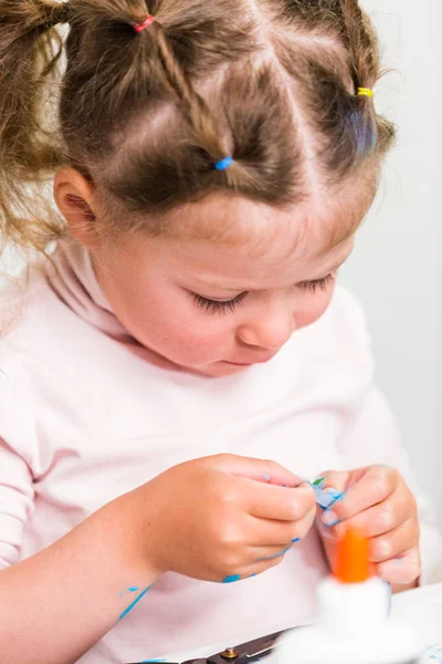 Mavi kağıt mache tek boynuzlu at küçük kız dekorasyon boyalı.