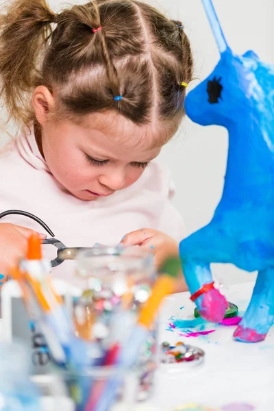 Mavi kağıt mache tek boynuzlu at küçük kız dekorasyon boyalı.