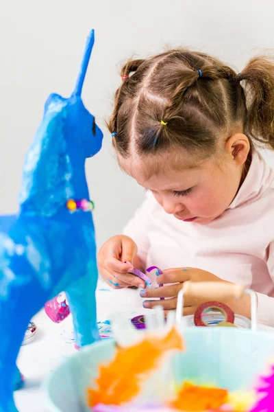 Mavi kağıt mache tek boynuzlu at küçük kız dekorasyon boyalı.