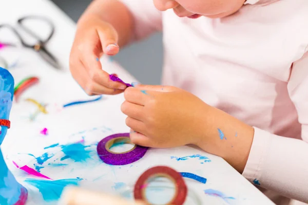 小さな女の子の装飾塗装青紙張り子ユニコーン — ストック写真
