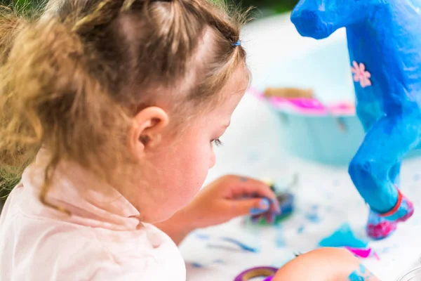 Mavi kağıt mache tek boynuzlu at küçük kız dekorasyon boyalı.