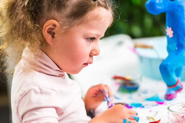 Mavi kağıt mache tek boynuzlu at küçük kız dekorasyon boyalı.